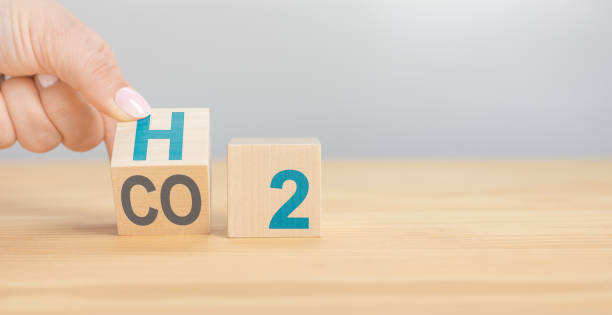 Switching to hydrogen H2. Change to fuel cell vehicles. Hand flips cube and changes the expression CO2 to H2. Hand flips a dice and changes the expression CO2 to H2. copy space, banner cambio a combustible de hidrógeno. cambio a vehículos de pila de combustible. hand lanza un dado y cambia la expresión co2 a h2. concepto moderno de la industria ecológica de la producción de combustible de hidrógeno. energía de hidrógeno h2