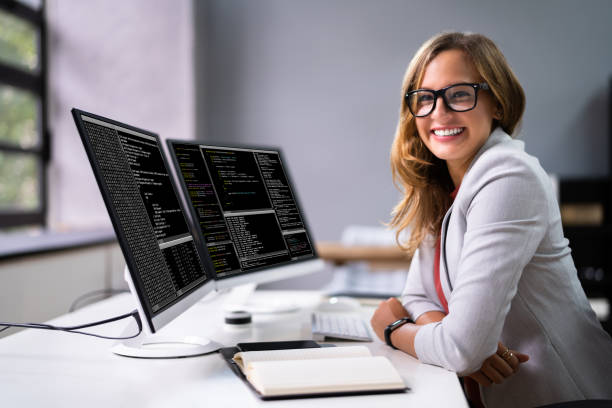 sviluppatore programmatore donna coding software - programmatore di computer foto e immagini stock