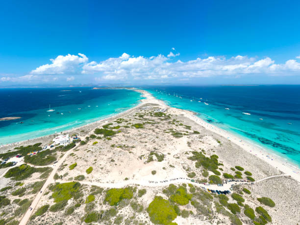 atemberaubende aussicht auf illetes auf formentera - spanien - insel formentera stock-fotos und bilder