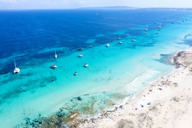 menschen sonnen sich in illetes, formentera - spanien - insel formentera stock-fotos und bilder