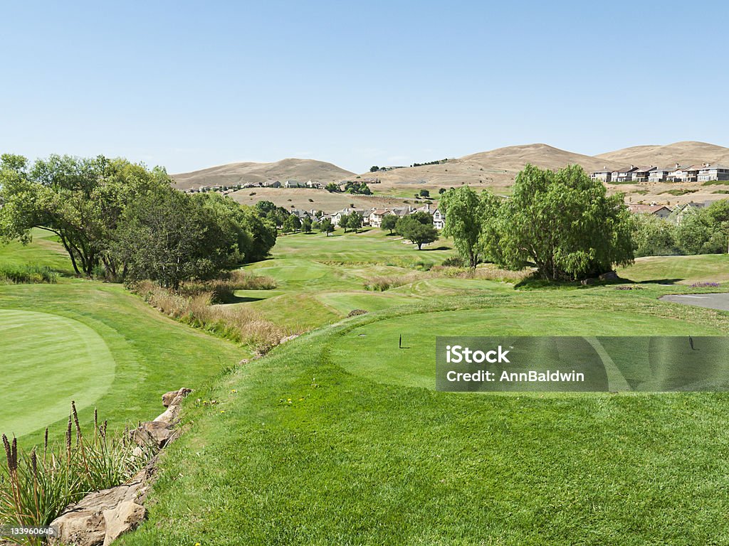 Golfe em um campo de golfe nas montanhas do norte da Califórnia - Foto de stock de Campo de Golfe royalty-free