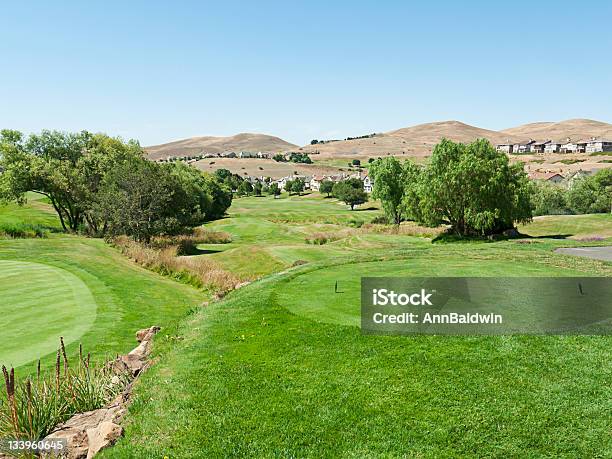 Foto de Golfe Em Um Campo De Golfe Nas Montanhas Do Norte Da Califórnia e mais fotos de stock de Campo de Golfe