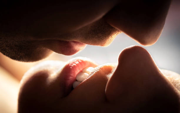 pareja besándose. primer plano de labios. amor romántico, tentación apasionada. - citas calientes fotografías e imágenes de stock