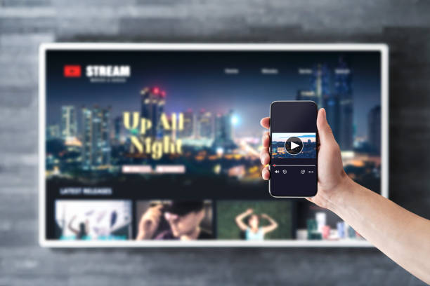 Movie stream with tv and phone. Watching on demand (VOD) series mockup with smart television and cellphone. Man using remote control video player app in smartphone. Streaming service subscription. transmisión de películas con televisión y teléfono. ver maquetas de series bajo demanda (vod) con televisión inteligente y teléfono celular. hombre usando la aplicación de reproductor de video de control remoto en el teléfono inteligente.