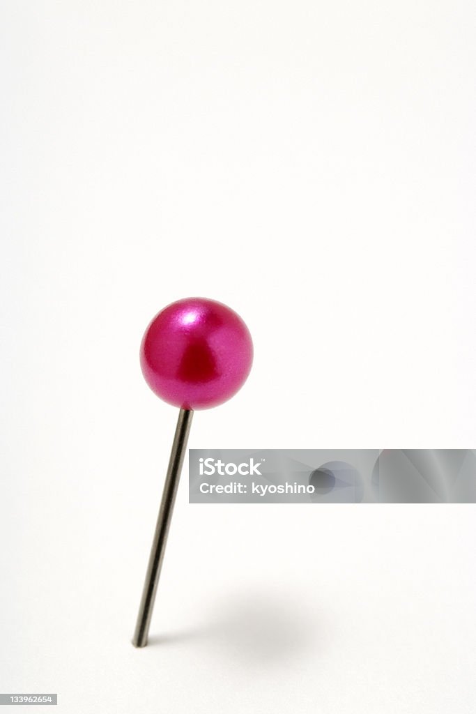 絶縁ショットを白背景に赤い pushpin - マチ針のロイヤリ��ティフリーストックフォト
