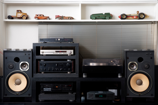 Sistema de sonido de alta fidelidad, vintage estaño con coche de juguete photo