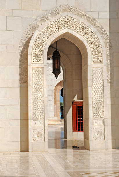 interior de estilo islámico de la mezquita qaboos en mascate. - medinah temple fotografías e imágenes de stock