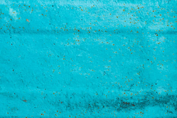 потрескавшаяся окрашенная старая металлическая текстура. абстрактный фон окрашенной бирюзовой поверхности. гранж синий фон стены - metal verdigris textured effect textured стоковые фото и изображения