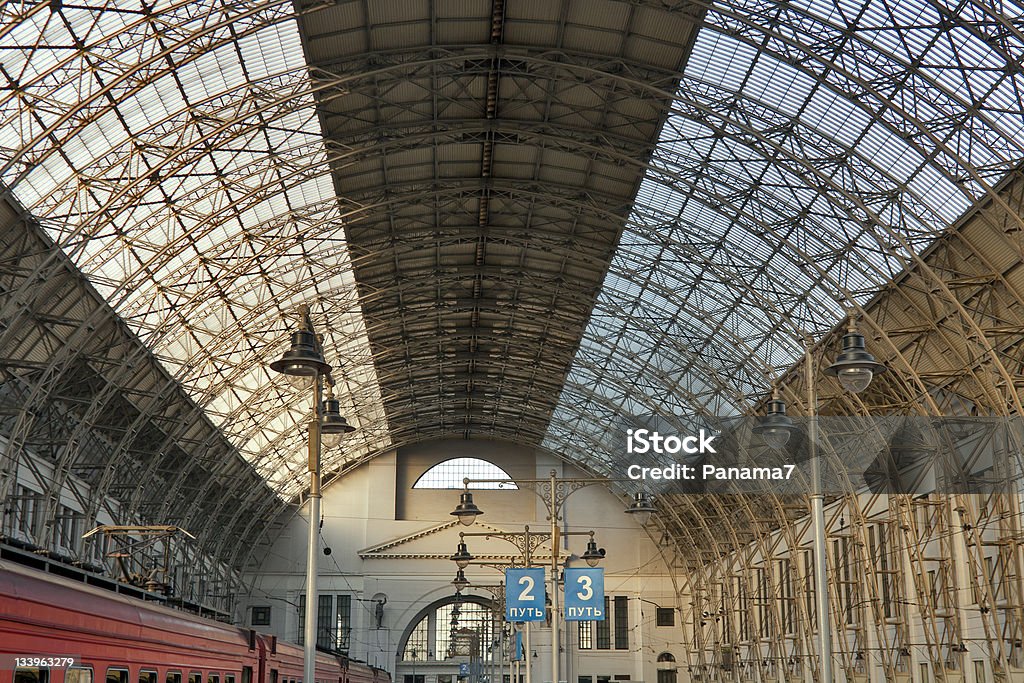 Estación de trenes en el interior - Foto de stock de Acero libre de derechos