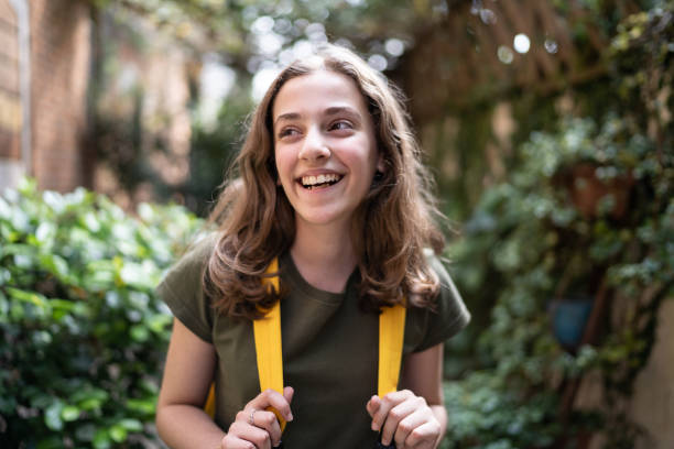 teenager-mädchen mit rucksack zu hause - 12 13 jahre stock-fotos und bilder