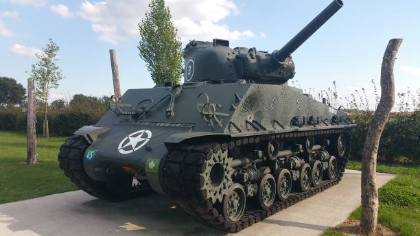 un char sherman m4a3-105 lourdement endommagé dans le musée de la libération dans le village de nieuwdorp. - titre de livre photos et images de collection