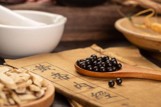 chinesische medizin pillen und rezepte sind auf dem tisch - acupuncture chinese medicine medicine chinese script stock-fotos und bilder