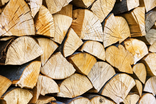 ułożone w stos posiekane drewno o zbliżonej teksturze. tło do przechowywania drewna opałowego. - wood cutting chopping fireplace zdjęcia i obrazy z banku zdjęć