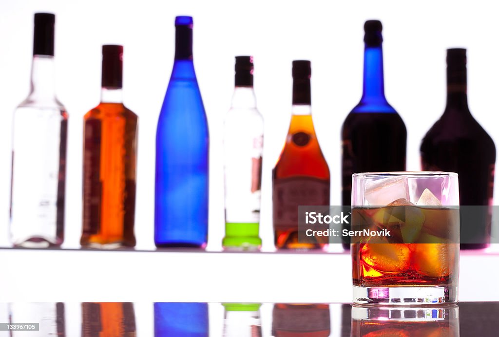 Alcool cocktail con bottiglie su sfondo - Foto stock royalty-free di Alchol