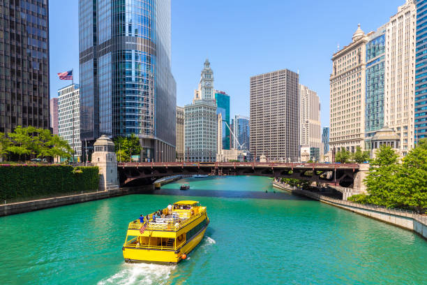 istock Chicago river and bridge in Chicago 1339685120