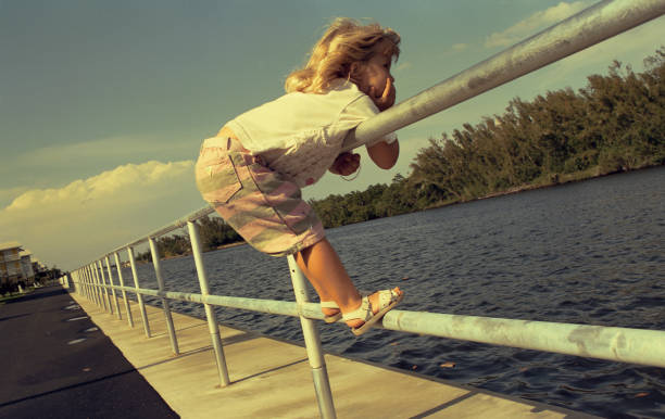 regarder les bateaux passer - little girls only photos photos et images de collection