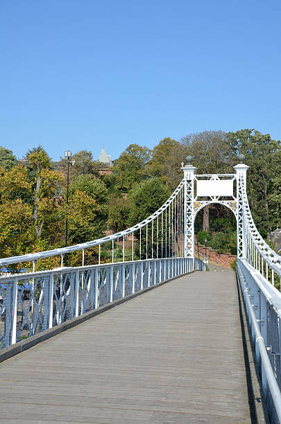 chester suspension bridge enjambant la rivière dee - chester england dee river suspension bridge bridge photos et images de collection