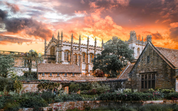 belo pôr do sol em oxford, reino unido. prédios universitários de oxford, antiga faculdade - st johns college - fotografias e filmes do acervo