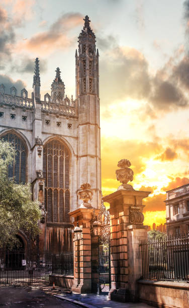 cambridge, beautiful sunset. king's college chapel and river cam at sunset. cambridge university buildings - st johns college imagens e fotografias de stock