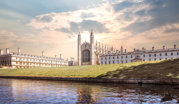 ケンブリッジ、美しい夕日。日没時のキングズ大学の礼拝堂とカム川。ケンブリッジ大学の建物 - bridge of sighs ストックフォトと画像