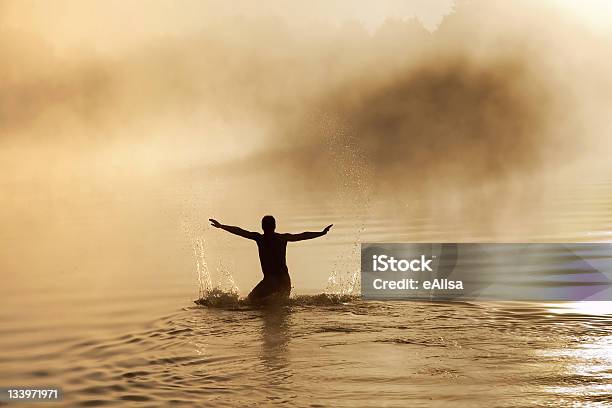 Maschio In Acqua - Fotografie stock e altre immagini di Acqua - Acqua, Adulto, Ambientazione esterna