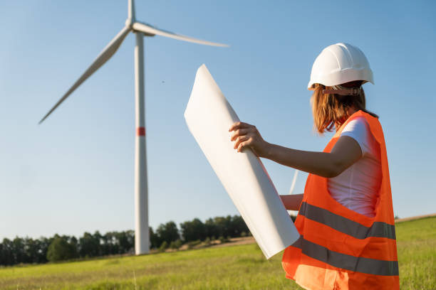 제지 프로젝트를 진행하고 현장에서 풍차를 바라보는 풍력 터빈 엔지니어. 녹색 에코 전기 생성 및 재생 에너지. - alternative energy electricity wind turbine team 뉴스 사진 이미지