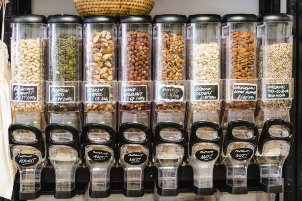Eco-friendly zero waste shop. Dispensers for cereals, nuts and grains in sustainable plastic free grocery store. Bio organic food. Shopping at small local businesses. New trend alternative buying tienda ecológica de cero residuos. dispensadores de cereales, nueces y granos en una tienda de comestibles sostenible libre de plástico. alimentos bio orgánicos. compras en pequeñas empresas locales. nueva tendencia de compra alternativa