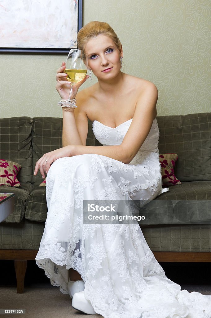 Невеста с бокалом вина - Стоковые фото Алкоголь - напиток роялти-фри