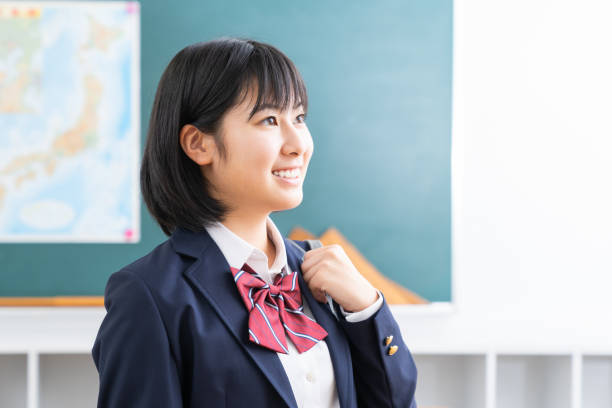 fille asiatique qui étudie,uniforme scolaire, - schoolgirl photos et images de collection