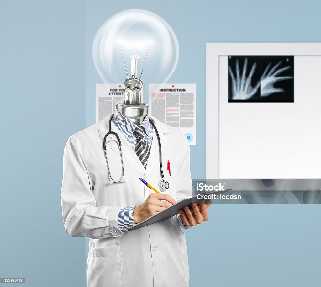 lamphead medico scrivendo qualcosa - Foto stock royalty-free di Adulto