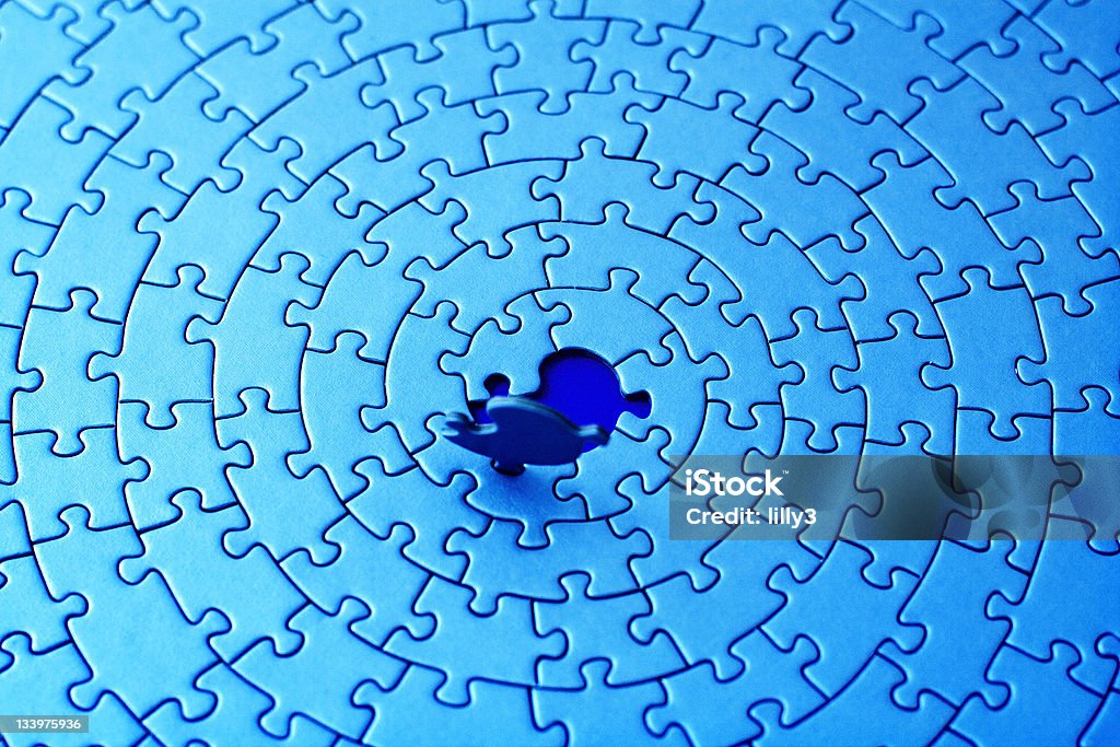 Puzzle bleue avec la dernière pièce upstanding - Photo de Bleu libre de droits