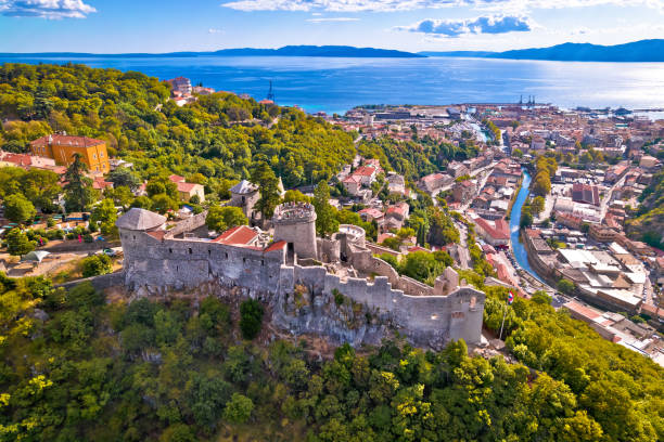 vista panorámica aérea de trsat y rijeka, casco antiguo histórico - watersports centre fotografías e imágenes de stock