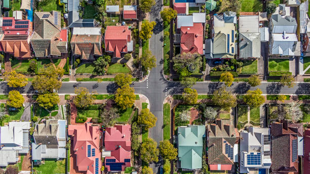 Aerial view of leafy eastern suburban houses on 4-way cross road intersection in Adelaide, South Australia Aerial view of leafy eastern suburban houses on 4-way cross road intersection in Adelaide, South Australia: directly above, rooftop solar, trees in multiple colours (yellow, green, white); front & backyard, external garage, play equipment tree lined driveway stock pictures, royalty-free photos & images