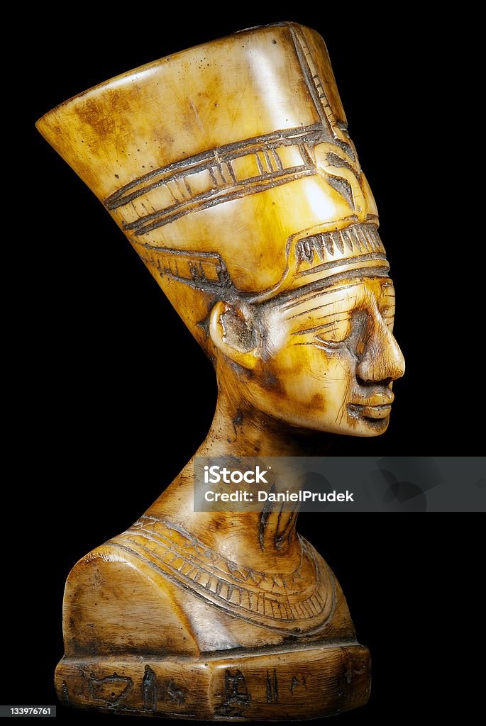 Buste de la Reine Néfertiti sur fond noir - Photo de Néfertiti libre de droits