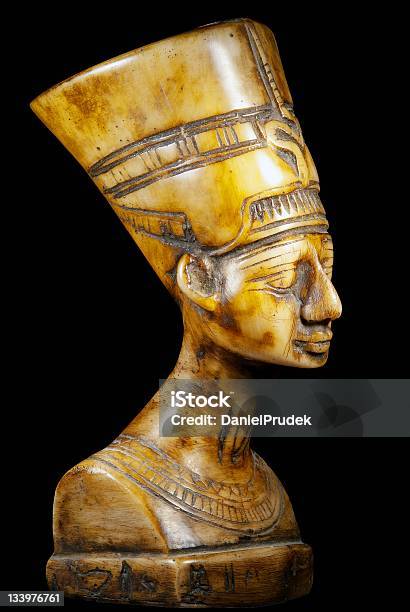 Photo libre de droit de Buste De La Reine Néfertiti Sur Fond Noir banque d'images et plus d'images libres de droit de Néfertiti - Néfertiti, Adulte, Art antique