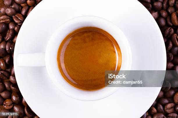 Piccoli Caffè Espresso - Fotografie stock e altre immagini di Bevanda analcolica - Bevanda analcolica, Bianco, Bibita