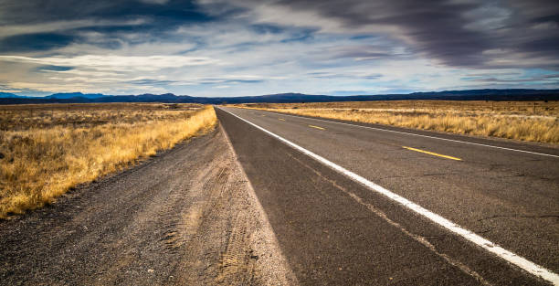 leere us-straße an einem stürmischen wettertag - route 66 road number 66 highway stock-fotos und bilder