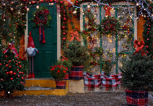 Porche de Navidad decorado con guirnaldas brillantes, decoraciones navideñas, corona de Navidad en la puerta, gnomo, árboles de Navidad con decoraciones. Decoraciones para Navidad y Año Nuevo. photo