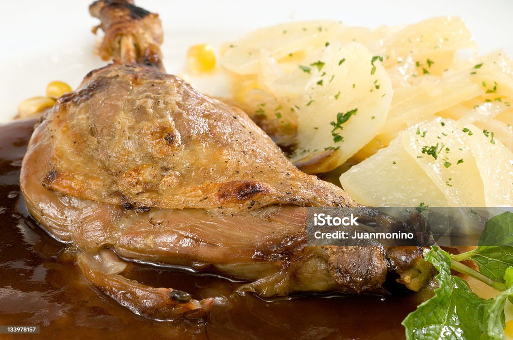 Coxa de pato com molho de ameixa - Foto de stock de Pato - Carne Branca royalty-free