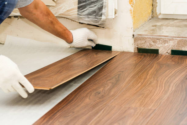 istock Installing a stopper between the wall and the laminate. 1339784208