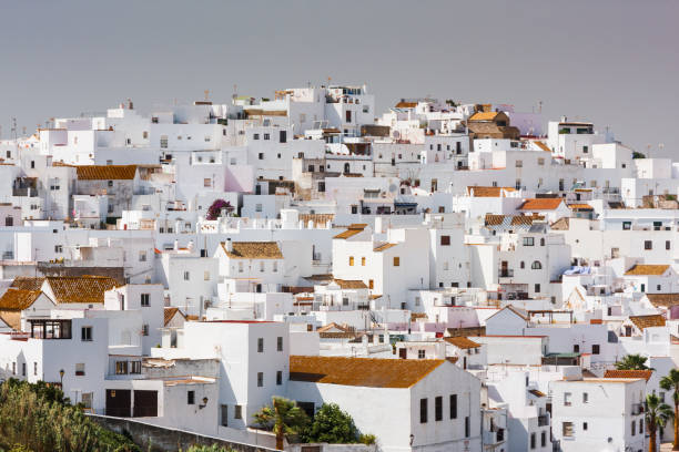 panoramablick auf eines der weißen dörfer südspaniens - andalusien stock-fotos und bilder