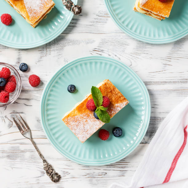 바닐라 크림을 곁들인 프렌치 디저트 밀레피유 - french pastry gateaux french culture strawberry shortcake 뉴스 사진 이미지