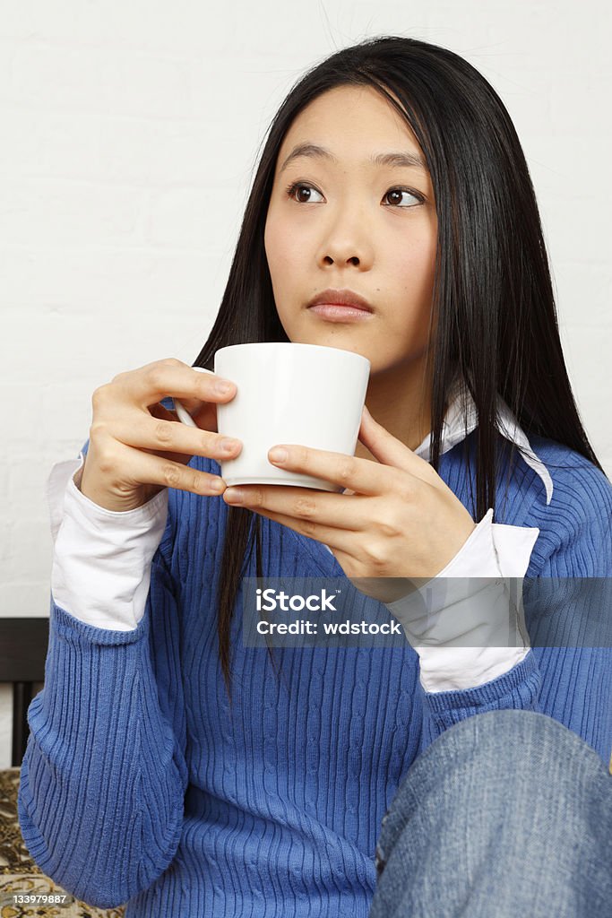 Женщина с чашкой кофе или чая - Стоковые фото 20-29 лет роялти-фри