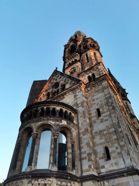 Kaiser Wilhelm memorial church building Kaiser Wilhelm memorial church building exterior, also known as the lipstick and the powder box, from a low angle view kaiser wilhelm memorial church stock pictures, royalty-free photos & images