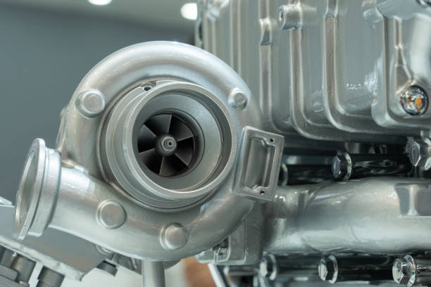 gros plan du moteur diesel avec turbocompresseur - supercharger photos et images de collection
