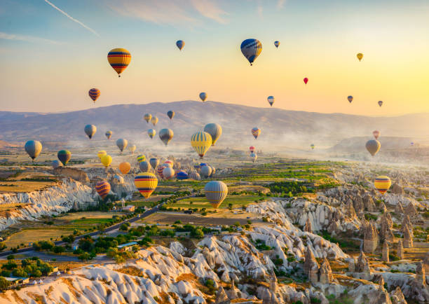 hot air balloons at sunrise - hot air balloon landscape sunrise mountain imagens e fotografias de stock