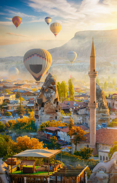 mezquita y globos aerostáticos - goreme rural scene sandstone color image fotografías e imágenes de stock