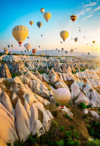 globos aerostáticos volando - goreme rural scene sandstone color image fotografías e imágenes de stock