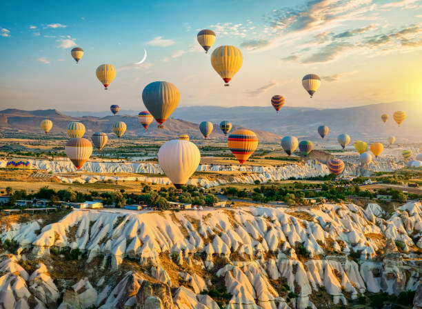 globos aerostáticos sobrevolando capadocia - goreme rural scene sandstone color image fotografías e imágenes de stock