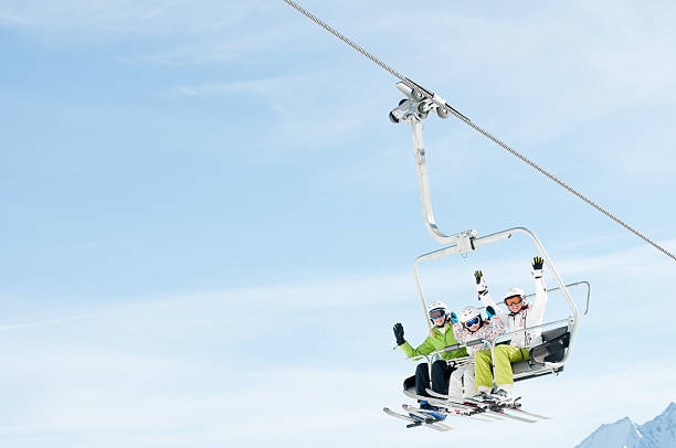 esquiadores no teleférico - family skiing ski vacations imagens e fotografias de stock